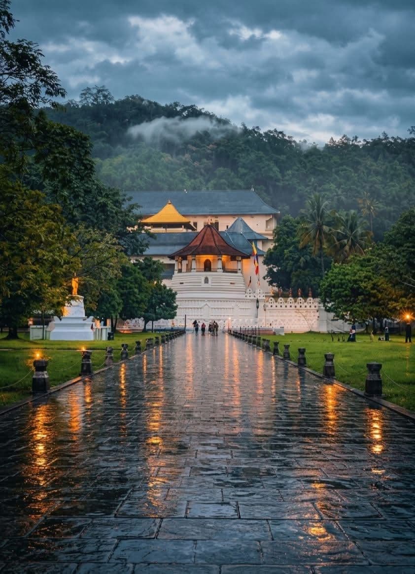 Front view of the Temple of the Tooth at dusk